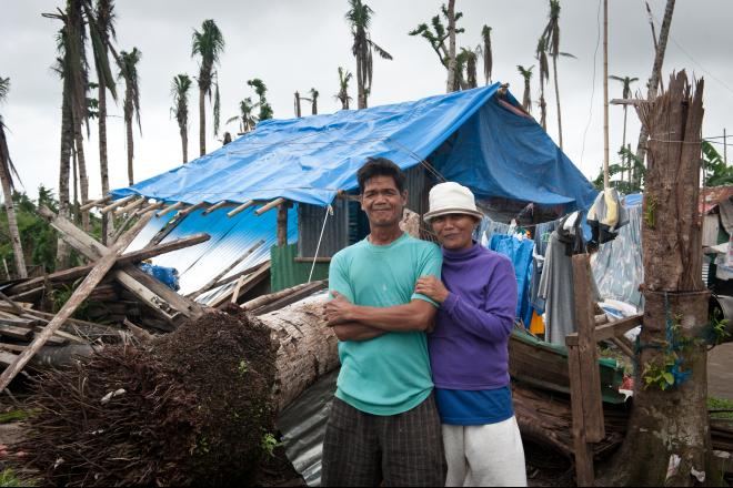 La casa y medios de subsistencia de Vilma y Rainero fueron destruidos durante el tifón Haiyan. Ahora forman parte de un proyecto, liderado por Oxfam, en el que utilizan la madera para reconstruir sus casas.