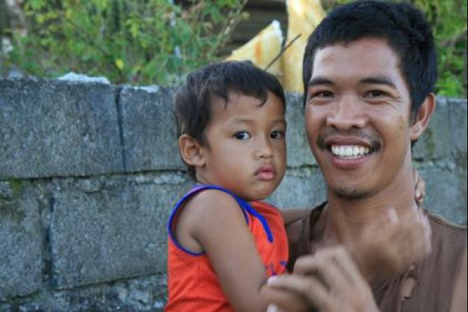 La distribución de semillas de arroz realizada por Oxfam ha permitido a los agricultores y agricultoras de Leyte, Filipinas, plantar las semillas a tiempo para la primera cosecha del año, tras el paso del tifón Haiyan.