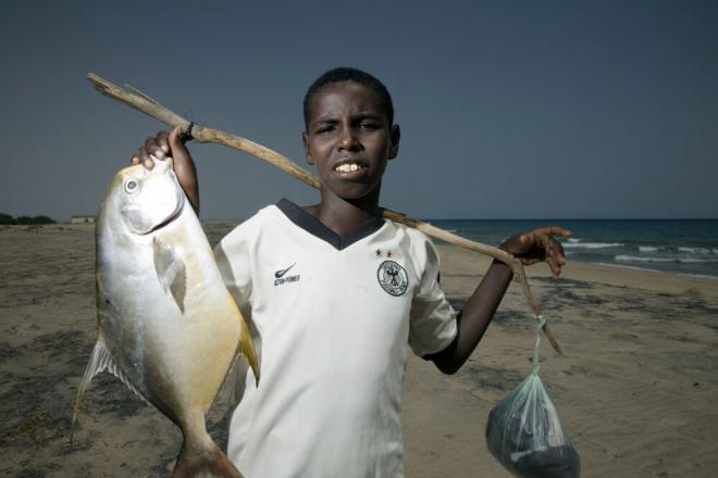 Over the last two decades, instability has greatly restricted the development of the fishing industry, but now that Somalia is enjoying more peace there is potential to harvest the bountiful waters off its coast. A boy and his catch of the day on the coast. Somalia boasts 3,300 kilometers of coastline – the longest stretch in Africa. Photo credit: Petterik Wiggers.