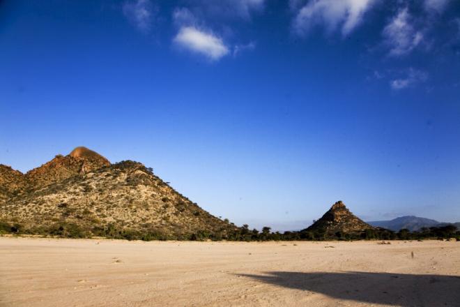 On the way from Hargeisa to Berbera, Somaliland, a dry river bed only holds water during the rainy season. On the way from Hargeisa to Berbera, Somaliland. Photo credit: Petterik Wiggers.