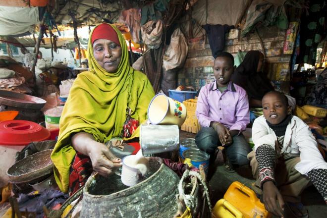 A young boy waits for a fresh cup of Somali yoghurt made from cow’s milk at the market in Hargeisa, Somaliland. Milk is one of the staple foods in Somalia. Market in Hargeisa, Somaliland. Photo credit: Petterik Wiggers.