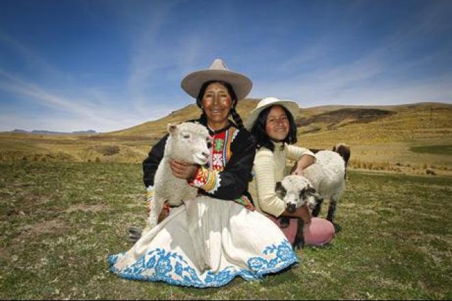 La agricultora Virginia Ñuñonca Ccallo (arriba a la derecha, con su hija Elian) vive en el altiplano peruano, donde el cambio climático ya está afectando a la capacidad de las comunidades para alimentarse. Virginia Ñuñonca, 54, vive en el altiplano peruano. Foto: Percy Ramírez/Oxfam
