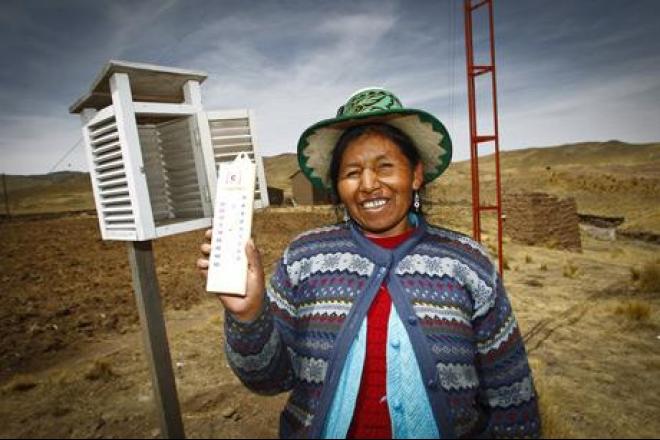 Ricardina y su familia tienen una pequeña tienda de ultramarinos que funciona como estación meteorológica y centro de comunicación por radio. Todos han aprendido, en el marco del proyecto Q'emikuspa, a utilizar un termómetro y un colector de lluvia. Ricardina en su estación meteorológica. Foto: Percy Ramírez/Oxfam