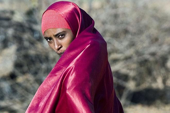 There are still over a million refugees from Somalia in neighboring countries. A young woman walks across the Dollo Ado refugee camp in Ethiopia. Photo credit: Petterik Wiggers.