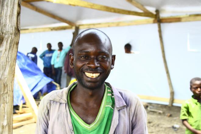 Kulimu est un réfugié qui travaille avec Oxfam à la construction de zones de stockage de l’eau. Avant de devoir quitter la RDC, il travaillait comme charpentier. Photo : Grace Cahill/Oxfam Kulimu, un réfugié congolais qui travaille pour Oxfam