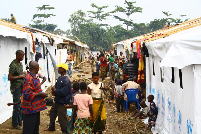 Vue d’une allée séparant deux abris collectifs mis en place par le Haut-Commissaire des Nations unies pour les réfugiés. Photo : Grace Cahill/Oxfam Vue d’une allée séparant deux abris collectifs