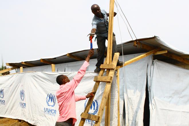 Les organisations humanitaires installent un éclairage extérieur dans le centre de transit de Bubukwanga afin d’améliorer la sécurité des réfugiés la nuit. Photo : Grace Cahill/Oxfam Installation d’un éclairage extérieur