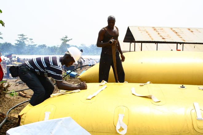 Un technicien d’Oxfam vérifie la fermeture d’un réservoir d’eau souple qui vient d’être rempli. Ce réservoir a une capacité de 6 000 litres. Oxfam assure un approvisionnement de 80 000 litres d’eau par jour dans le camp. Photo : Grace Cahill/Oxfam Un technicien d’Oxfam vérifie la fermeture d’un réservoir d’eau