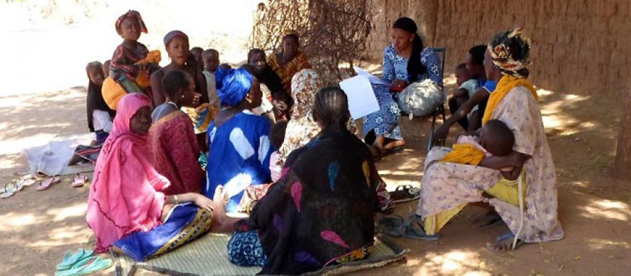 In Douentza, most of the shops are still closed and it has been difficult for the inhabitants to find food. Focus group with Oxfam in Douentza, Mali. Photo: Habibatou Gologo/Oxfam