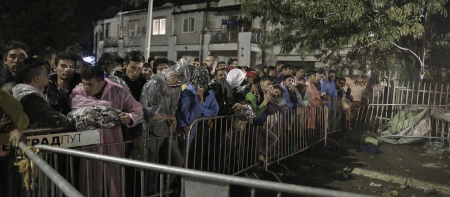 Des réfugiés d’Afghanistan et du Moyen-Orient attendent dans un centre d’accueil pour migrants et réfugiés pour s’enregistrer et obtenir un permis de circulation de 72 heures, à Preševo, en Serbie, le 4 octobre 2015 Des réfugiés attendent pour s’enregistrer et recevoir un permis de circulation en Serbie. Photo : Simon Tarling/Oxfam