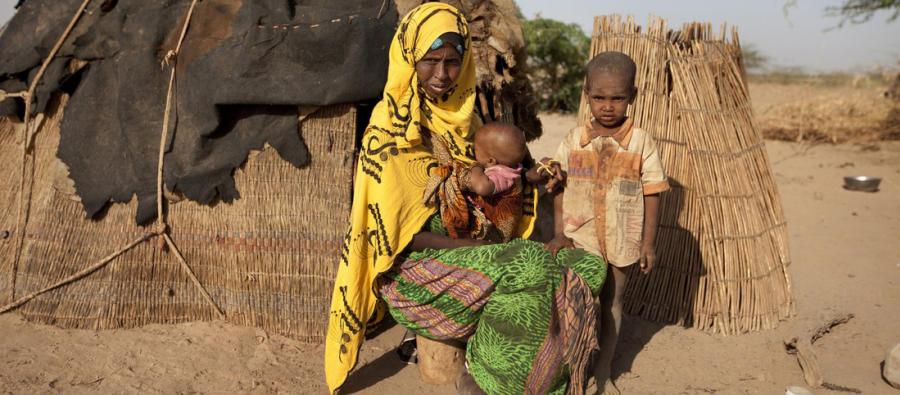 Muchas personas como Habodo viven en pequeños asentamientos tras haberse visto obligadas a abandonar sus hogares en busca de agua y comida después de que su ganado muriese. Muchas personas como Habodo viven en pequeños asentamientos tras haberse visto obligadas a abandonar sus hogares en busca de agua y comida después de que su ganado muriese.