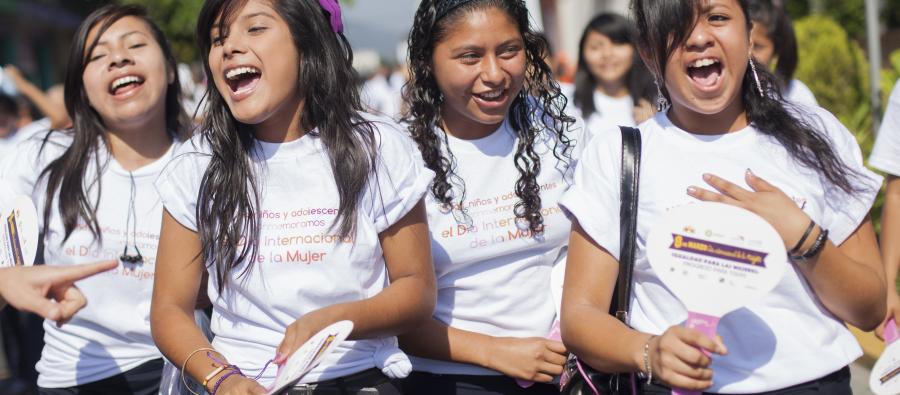 Adolescentes participan en la marcha del Día Internacional de la Mujer. Foto: El Salvador / Oxfam Adolescentes participan en la marcha del Día Internacional de la Mujer. Foto: El Salvador / Oxfam