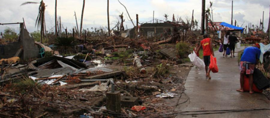 Estado en el que quedó la comunidad de Barangay Magay después del paso del tifón Haiyan. Comunidad de Barangay Magay después del paso tifón. Foto: Anne Wright/Oxfam