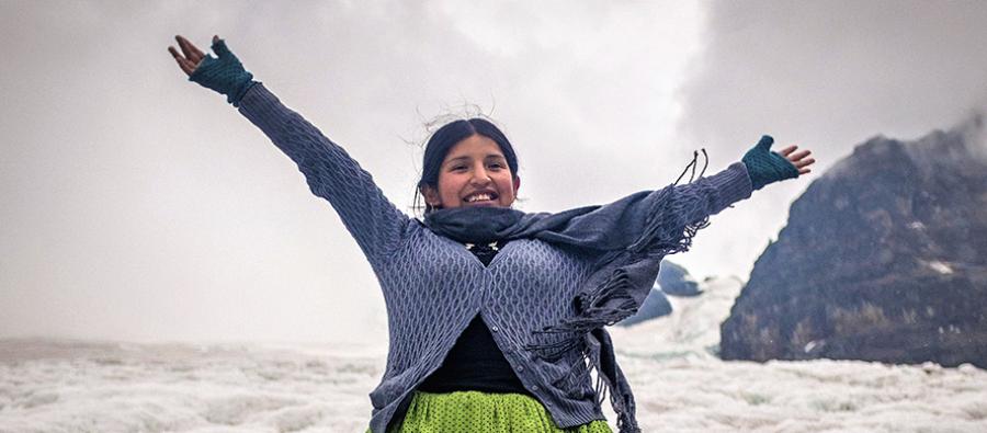 Sandra sube a un glaciar por primera vez, en el Valle de las Llamas, Bolivia. Foto: Alexandre Laprise. Sandra sube a un glaciar por primera vez, en el Valle de las Llamas, Bolivia. Foto: Alexandre Laprise.