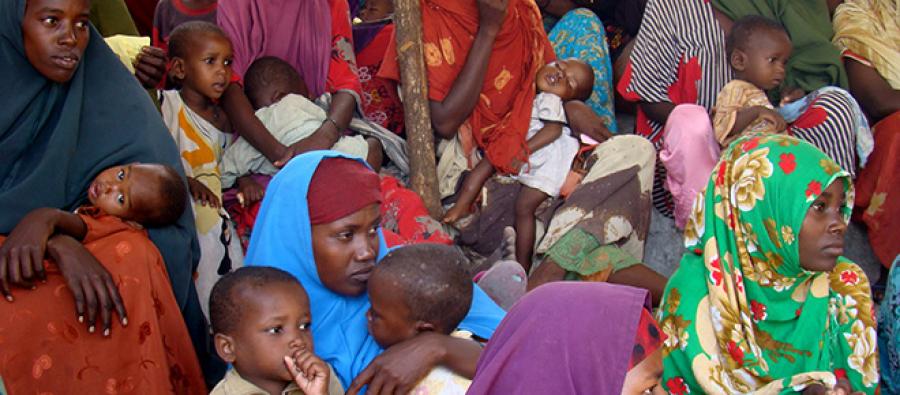 Oxfam soutient des centres de santé qui permettent de soigner des enfants souffrant de malnutrition, comme ce centre de notre partenaire somalien SAACID Des femmes attendent avec leurs enfants dans un centre de santé, en Somalie.