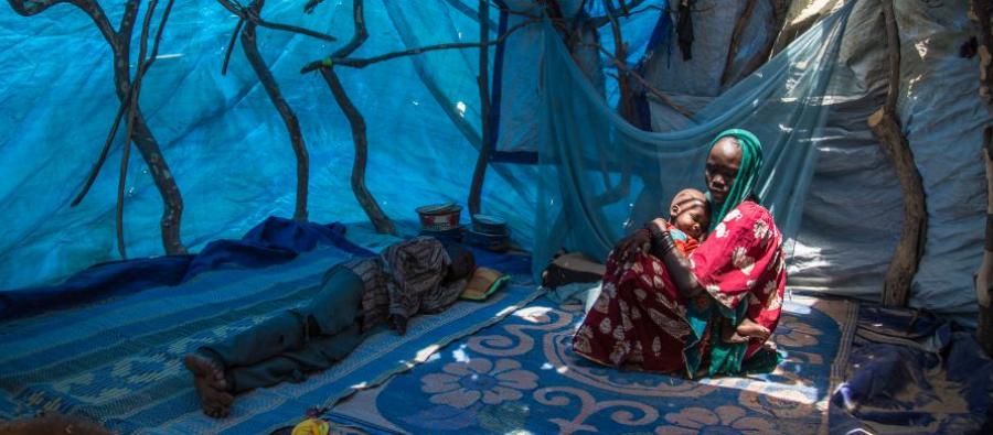 Fatma Abba, de 17 años, tuvo que huir de su aldea en Níger debido a las amenazas de Boko Haram. Ahora vive en un campo para personas desplazadas internas con su hijo de un año. Fotografía: Vincent Tremeau/Oxfam Fatma Abba, de 17 años, tuvo que huir de su aldea en Níger debido a las amenazas de Boko Haram. Ahora vive en un campo para personas desplazadas internas con su hijo de un año. Fotografía: Vincent Tremeau/Oxfam