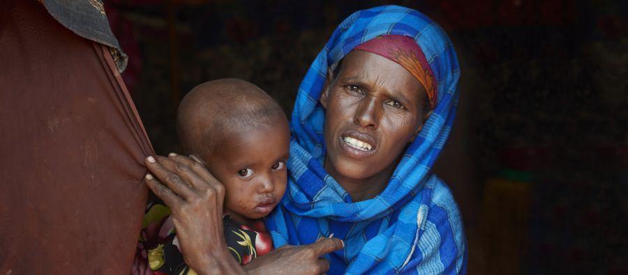 Fadumo vive en la región de Somalia y trabaja como pastora. “He perdido mi ganado. Antes, tenía 60 animales, ahora solo 20. Solo me queda un camello.¿Qué van a comer mis hijos? Foto: Tina Hillier/Oxfam Fadumo vive en la región de Somalia y trabaja como pastora. “He perdido mi ganado. Antes, tenía 60 animales, ahora solo 20. Solo me queda un camello.¿Qué van a comer mis hijos? Foto: Tina Hillier/Oxfam