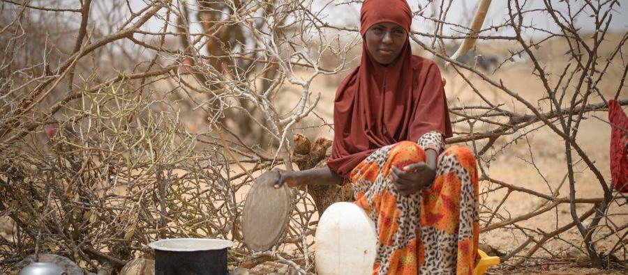 Muna vit dans le camp pour déplacés de Balambal, dans le Somaliland. Elle fait cuire du riz dans une petite marmite, le seul repas qu'elle partagera avec les cinq autres membres de sa famille pendant la journée. Photo: Allan Gichigi/Oxfam Muna vit dans le camp pour déplacés de Balambal, dans le Somaliland. Elle fait cuire du riz dans une petite marmite, le seul repas qu'elle partagera avec les cinq autres membres de sa famille pendant la journée. Photo: Allan Gichigi/Oxfam