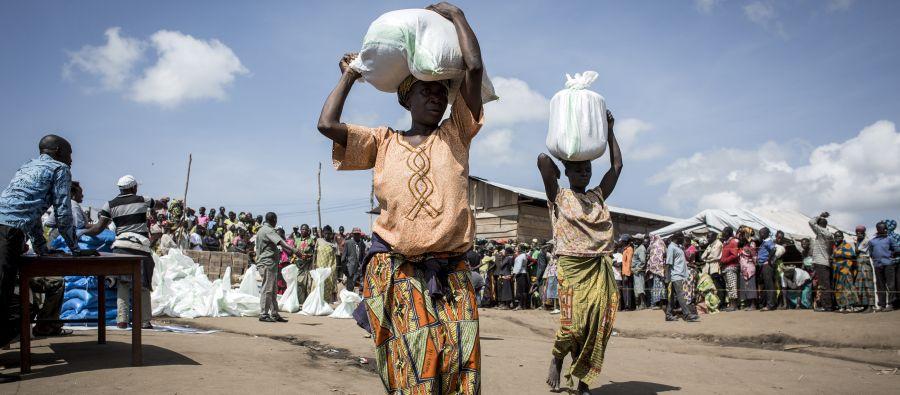 Françoise perdió a seis de sus hijos en el conflicto en la R.D. del Congo. Es una de las miles de personas desplazadas en el campo de Bunia, donde vive con sus cinco hijos restantes. Foto: John Wessels / Oxfam Françoise perdió a seis de sus hijos en el conflicto en la R.D. del Congo. Es una de las miles de personas desplazadas en el campo de Bunia, donde vive con sus cinco hijos restantes. Foto: John Wessels / Oxfam