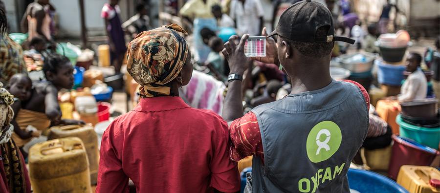 Un técnico de agua y saneamiento de Oxfam mide la potabilidad del agua en un punto de recogida y distribución en el campo de desplazados de Mukassa, Bangui, República Centroafricana. Foto: Pablo Tosco/Oxfam Un técnico de agua y saneamiento de Oxfam mide la potabilidad del agua en un punto de recogida y distribución en el campo de desplazados de Mukassa, Bangui, República Centroafricana. Foto: Pablo Tosco/Oxfam