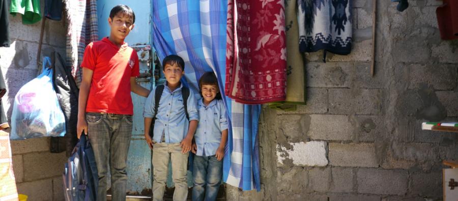 Three of Abeer Al-Sawi’s children stand outside their home in one of the poorest neighbourhoods in Gaza, ready to go to their afternoon-shift school. Photo: Sami Alhaw/Oxfam Three of Abeer Al-Sawi’s children stand outside their home in Gaza