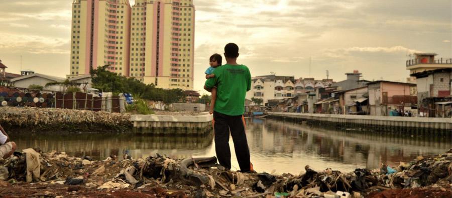 Looking at the future: a father holds his daughter as he stands on a site where residents have recently been evicted from nearby luxury apartments in North Jakarta. Photo: Tiara Audina/Antropology UI Looking at the future: a father holds his daughter as he stands on a site where residents have recently been evicted from nearby luxury apartments in North Jakarta. Photo: Tiara Audina/Antropology UI
