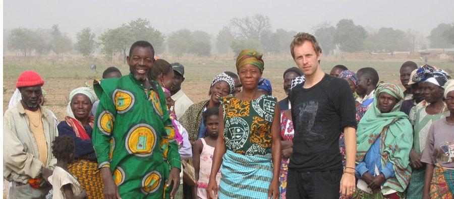 Chris Martin visitó algunos agricultores de Ghana para entender cómo las reglas comerciales injustas afectan a los de los países en desarrollo Chris Martin, lead singer from Coldplay and Make Trade Fair activist in Ghana