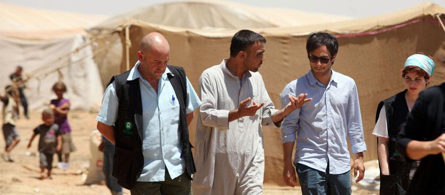 Gael García Bernal visitando refugiados sirios en Jordania Gael Garcia Bernal talking with Hussein al-Muhammad, a resident of the tented settlement in Tneib, south of Amman