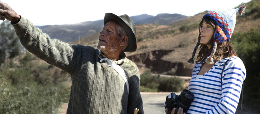 Helena viajó a Perú para documentar el efecto dramático que el cambio climático está teniendo en la gente de allí Helena Christensen speaks with Andres Huilla Mendoza, a farmer from the Huacarpay community on her trip to Peru with Oxfam