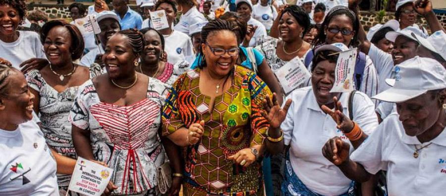 Leymah Gbowee à Bunia, en RDC, à l'occasion de la campagne internationale contre les viols et violences de genre en situation de conflit (fév. 2014) Leymah Gbowee à Bunia, en RDC, en février 2014