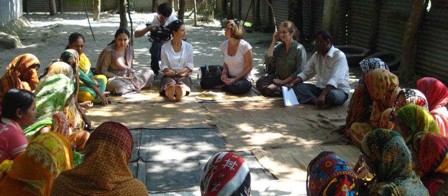 Livia lors d'une rencontre avec des ouvrières du secteur textile, au Bangladesh, en 2008 Livia lors d'une rencontre avec des ouvrières du secteur textile, au Bangladesh, en 2008