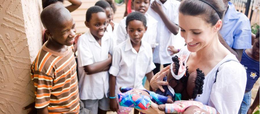 Kristin Davis apoya nuestra petición para un mejor acceso a tratamientos del VIH Oxfam Global Ambassador Kristin Davis visits Oxfam's work in South Africa