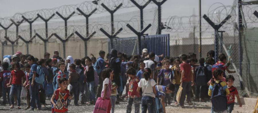 Niños sirios se reúnen fuera de una escuela en el campamento de refugiados de Zaatari en Jordania, septiembre de 2015. Se estima que, como país anfitrión, Jordania gasta 870 millones de dólares al año en apoyo a refugiados sirios. Foto: Sam Tarling/Oxfam Niños sirios se reúnen fuera de una escuela en el campamento de refugiados de Zaatari en Jordania, el 21 de septiembre de 2015. Se estima, que como país anfitrión, Jordania gastara 870 millones de dólares al año en apoyo a refugiados sirios. Foto: Sam T