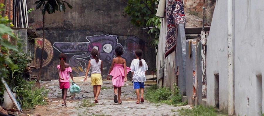 Despite lifting millions of people out of poverty over the last decades, Brazil still faces a huge gap between the country’s richest and the rest of the population. Photo: Apu Gomes/Oxfam Despite lifting millions of people out of poverty over the last decades, Brazil still faces a huge gap between the country’s richest and the rest of the population. Photo: Apu Gomes/Oxfam