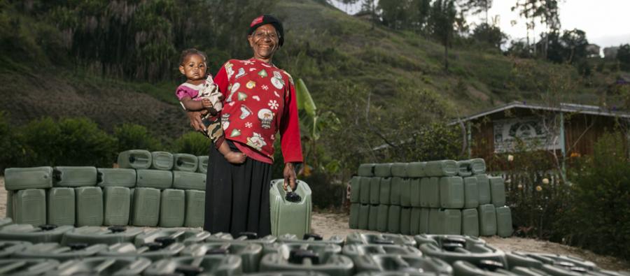 Elena Guma with her baby. Oxfam and local partner organizations are distributing up to 6,500 jerry cans in Danbagl Village, Simbu Province, Papua New Guinea. Photo: Rodney Dekker/Oxfam Elena Guma with her child. Oxfam and local partner organizations are distributing up to 6,500 jerry cans. Danbagl Village, Simbu Province, Papua New Guinea. Photo: Rodney Dekker/Oxfam