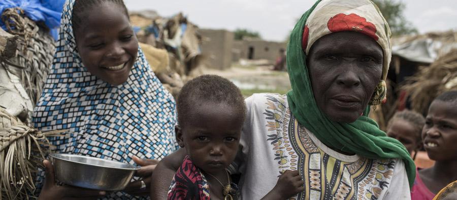 Across the Lake Chad Basin, some 7 million people struggling with food insecurity need asistance. Photo: Pablo Tosco/Oxfam Amina*, 55, a mother of 12, stands with her children outside their hut in the village of Toumour in north eastern Niger, on September 6, 2016. Photo: Pablo Tosco/Oxfam