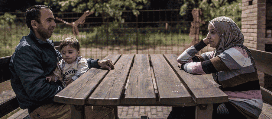 “Jamás imaginé que terminaríamos viviendo en Italia. Pensaba que la guerra en Siria duraría dos o tres años pero la situación no hace más que empeorar”, explica Khalil. Fotos: Pablo Tosco/Oxfam “Jamás imaginé que terminaríamos viviendo en Italia. Pensaba que la guerra en Siria duraría dos o tres años pero la situación no hace más que empeorar”, explica Khalil. Fotos: Pablo Tosco/Oxfam