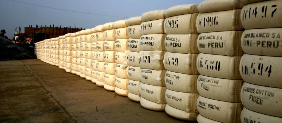 Cotton processed at the Cañete-Mala Processing Plant owned by ANPAL (National Association of Cotton Producers), Peru. Photo: Renato Guimaraes/Oxfam