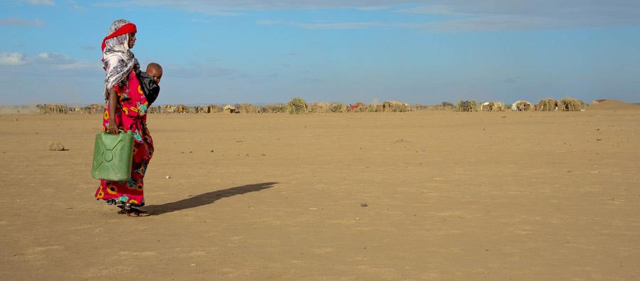 Hawa Seid (25 ans) a marché toute une journée pour se rendre au centre pour déplacés de Fadeto, en Éthiopie. « C’est beaucoup mieux ici, car nous recevons de l’eau du réservoir tous les jours, confie-t-elle. Mais la quantité donnée est insuffisante. » Hawa Seid (25 ans) a marché toute une journée pour se rendre au centre pour déplacés de Fadeto, en Éthiopie. « C’est beaucoup mieux ici, car nous recevons de l’eau du réservoir tous les jours, confie-t-elle. Mais la quantité donnée est insuffisante. »