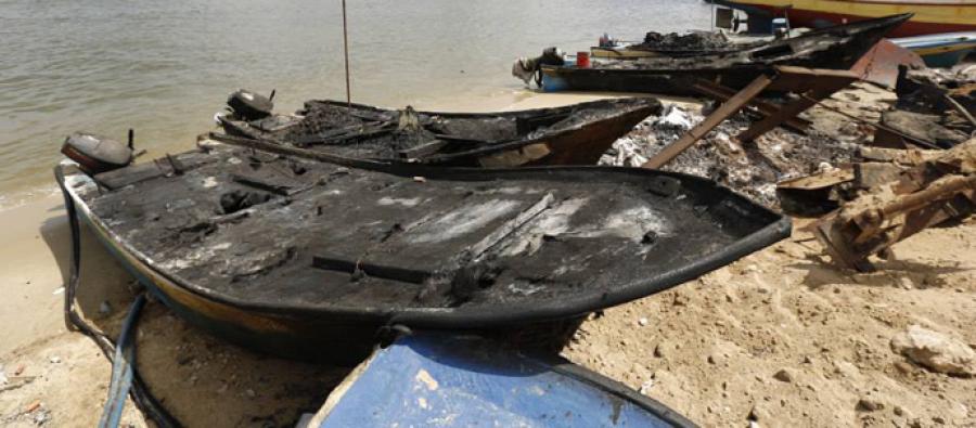 Des dizaines de bateaux et plus d'un millier de filets de pêche ont été détruits à Gaza. Bateau de pêche détruit à Gaza par une frappe israélienne. Photo : Oxfam
