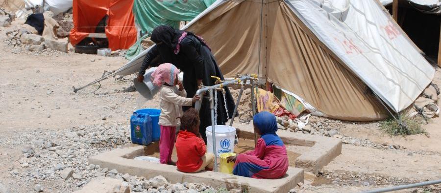 Une femme et des enfants prennent de l’eau potable à la rampe de distribution installée par Oxfam dans un camp pour personnes déplacées, à Huth. Photo : Kate Wiggans/Oxfam Une femme et des enfants prennent de l’eau potable à la rampe de distribution installée par Oxfam dans un camp pour personnes déplacées, à Huth. Photo : Kate Wiggans/Oxfam
