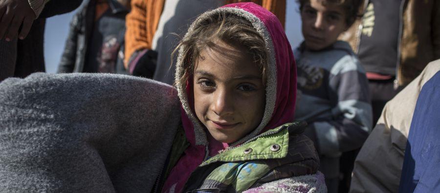 Rasha*, 7, holds a blanket given to her family by Oxfam as part of our distribution of “winterization” packs to 400 families in West Owsija, Iraq. Photo: Sam Tarling/Oxfam Rasha*, 7, holds a blanket given to her family by Oxfam as part of our distribution of “winterization” packs to 400 families in West Owsija, Iraq. Photo: Sam Tarling/Oxfam