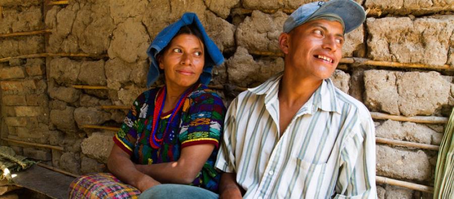 Maria Marcelina y su marido, Rufino, descansan en el porche de su casa en El Aguacate, Guatemala. Foto: Coco Mcabe/Oxfam Maria Marcelina y su marido, Rufino, descansan en el porche de su casa en El Aguacate, Guatemala. Foto: Coco Mcabe/Oxfam