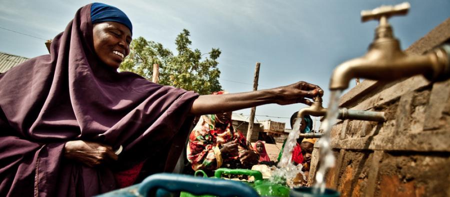 For many women in East Africa, it can be a long tiring walk just to find clean water for their families. Photo: Pablo Tosco/Oxfam Woman collecting water in Somaliland. Photo: Pablo Tosco/Oxfam