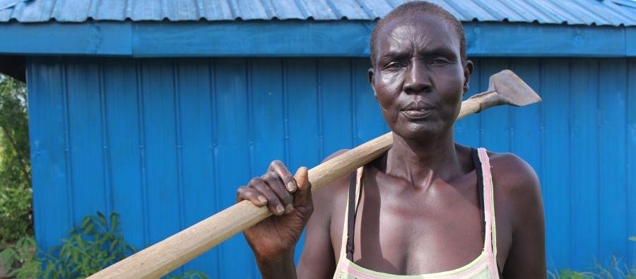 In South Sudan, Oxfam trained producers in good cultivation, storage and marketing techniques. Elizabeth is now cultivating new vegetables. “With the money I make, I can send my children to school and pay for healthcare” she says. Photo: Tim Bierley/Oxfam In South Sudan, Oxfam trained producers in good cultivation, storage and marketing techniques. Elizabeth is now cultivating new vegetables. “With the money I make, I can send my children to school and pay for healthcare” she says. Photo: Tim Bierley/Oxfam