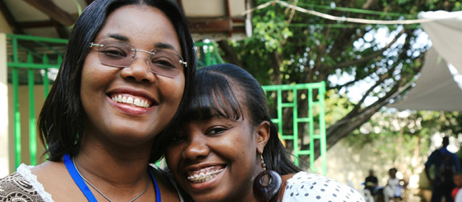 Vanessa Guillaume (a la derecha), sobreviviente del terremoto y jefa de equipo de Oxfam para los programas de emergencia alimentaria y medios de vida sostenibles, con su madre Esther Gulliaume Vanessa Guillaume, empleada de Oxfam en Haití, con su madre