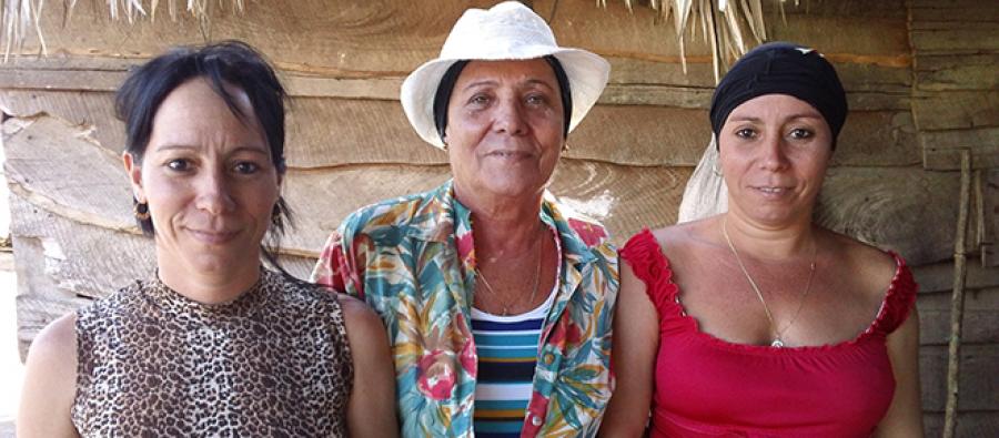 Cuba farmers: Reyna and her twin daughters. Photo: Oxfam Cuba farmers: Reyna and her twin daughters. Photo: Oxfam