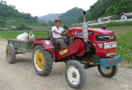 Un homme sur un tracteur en République populaire démocratique de Corée. Man on a tractor DPRK